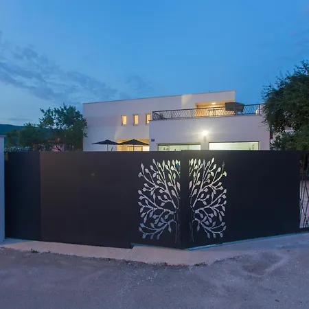 Luxury Nikoma With Heated Pool And Whirlpool Villa Dicmo