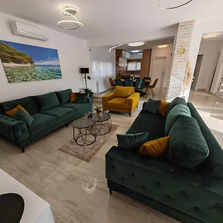 Luxury Nikoma With Heated Pool And Whirlpool