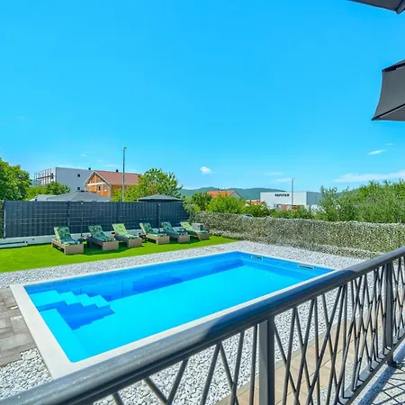 Luxury Nikoma With Heated Pool And Whirlpool *