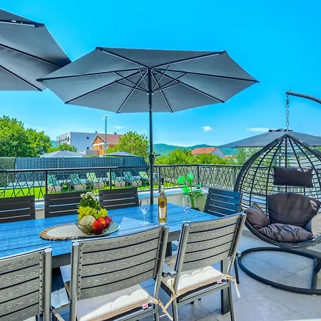 Luxury Nikoma With Heated Pool And Whirlpool