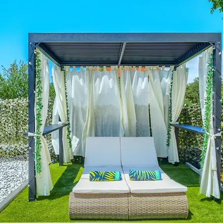 Luxury Nikoma With Heated Pool And Whirlpool فيلة