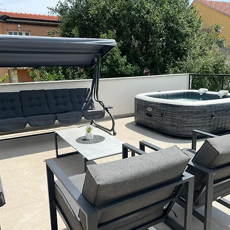 Luxury Nikoma With Heated Pool And Whirlpool
