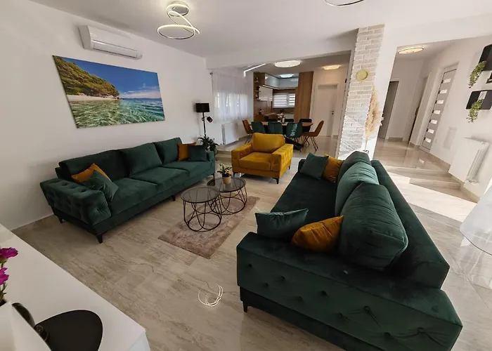 Luxury Nikoma With Heated Pool And Whirlpool