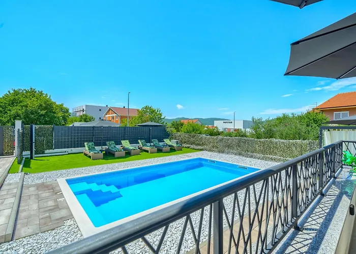 Luxury Nikoma With Heated Pool And Whirlpool *
