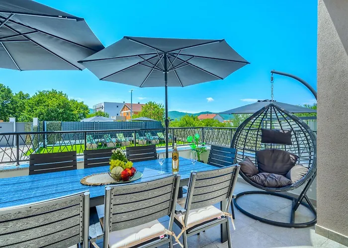 Luxury Nikoma With Heated Pool And Whirlpool
