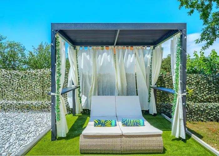 Luxury Nikoma With Heated Pool And Whirlpool Villa