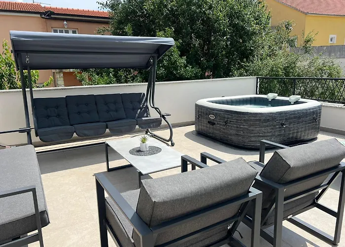 Luxury Nikoma With Heated Pool And Whirlpool